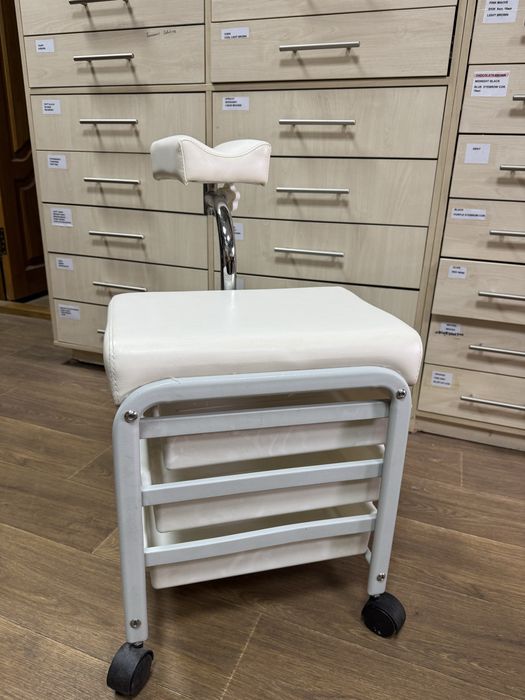 Стілець майстра педикюру ZANTIA, бежевий. Нове