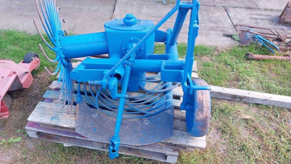 Картоплекопачка , копалка, копачка , вертушка .