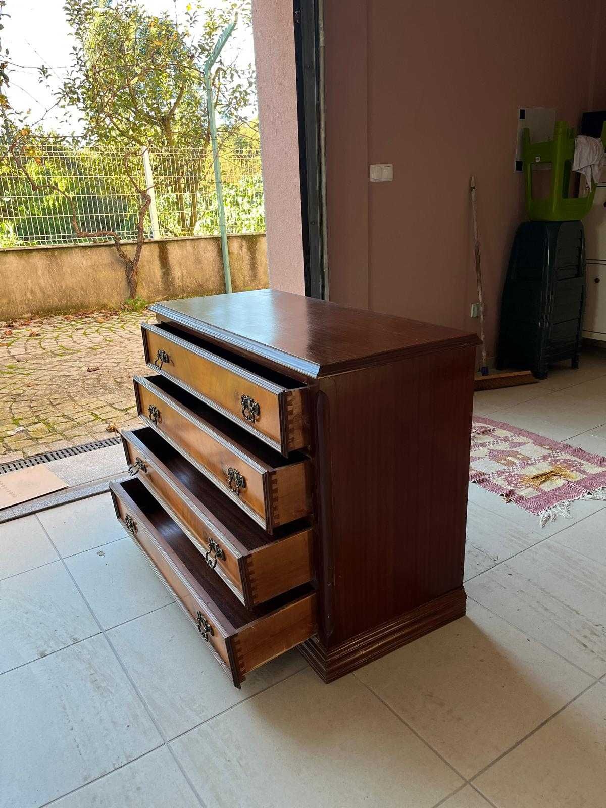 Vendo Cómoda de quarto em madeira maciça mogno em bom estado