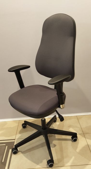 Młodzieżowe krzesło/fotel biurowy firmy OFFIX. Kolor szary, regulowany