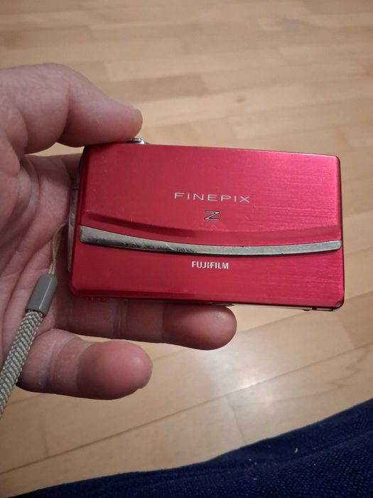 Цифровий фотоапарат Fujifilm з моделі FinePix Z90.