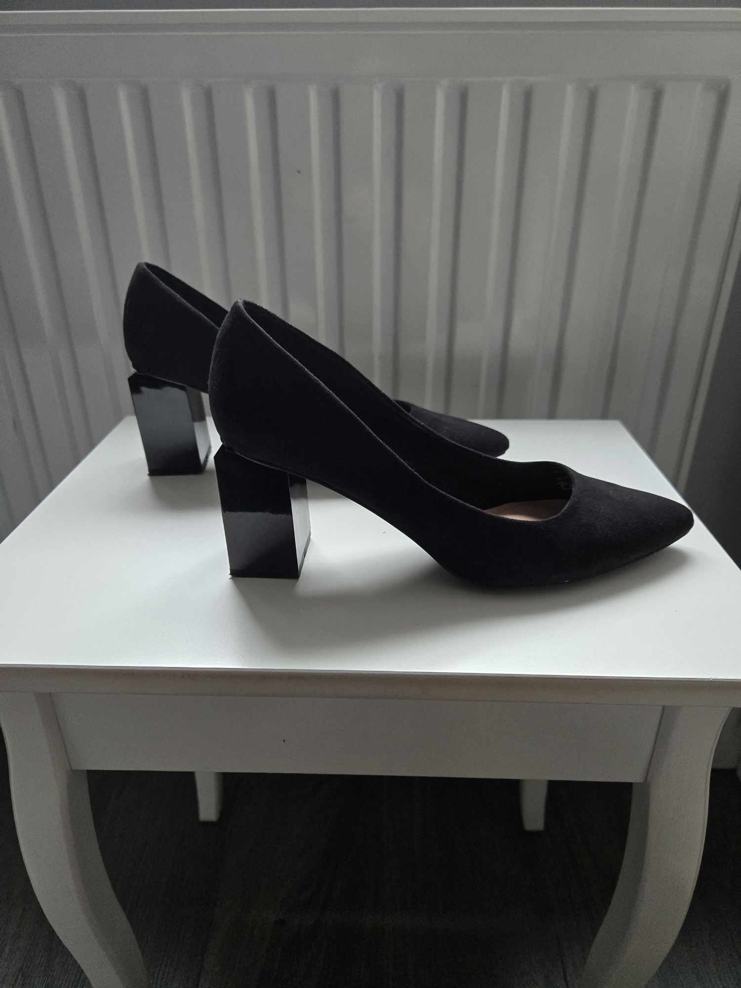 Czarne buty na słupku, Stradivarius rozm. 38