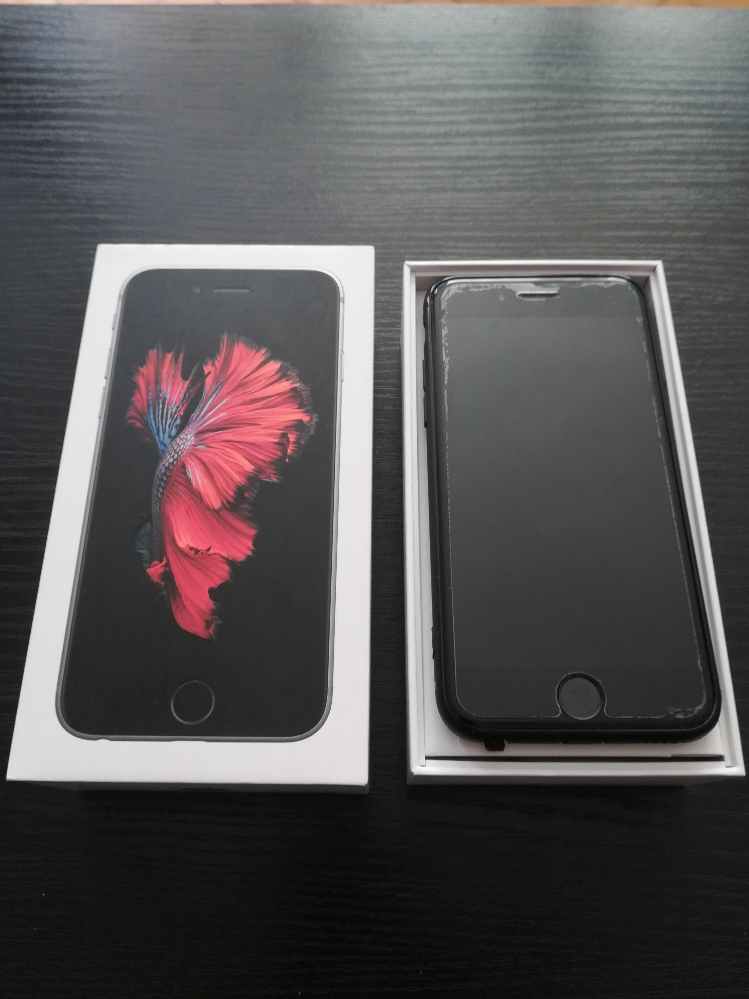 Używany IPhone 6s 32 GB, srebrny.