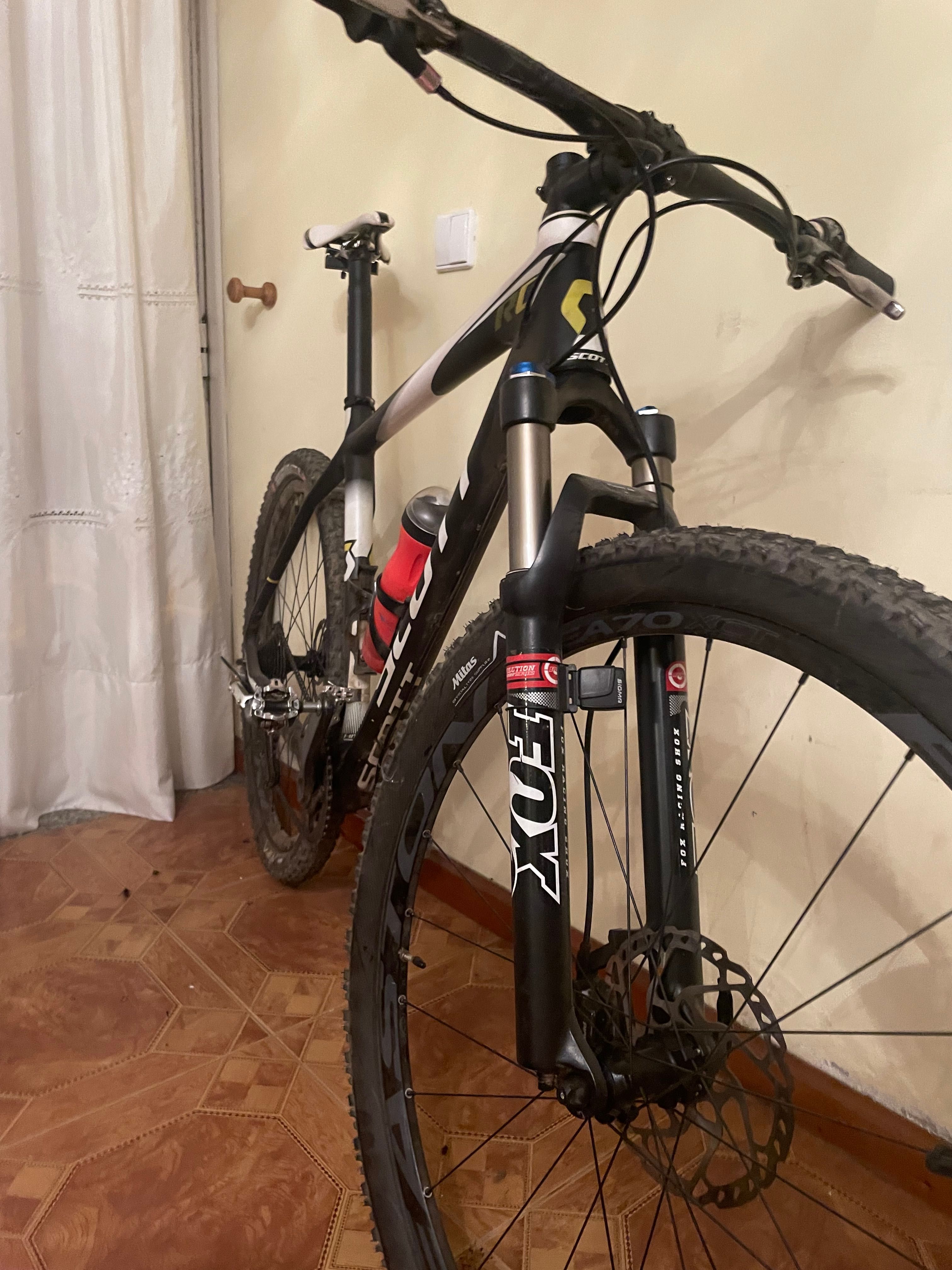 Bicicleta Scott Rc em carbono com suspensão fox e com conta km