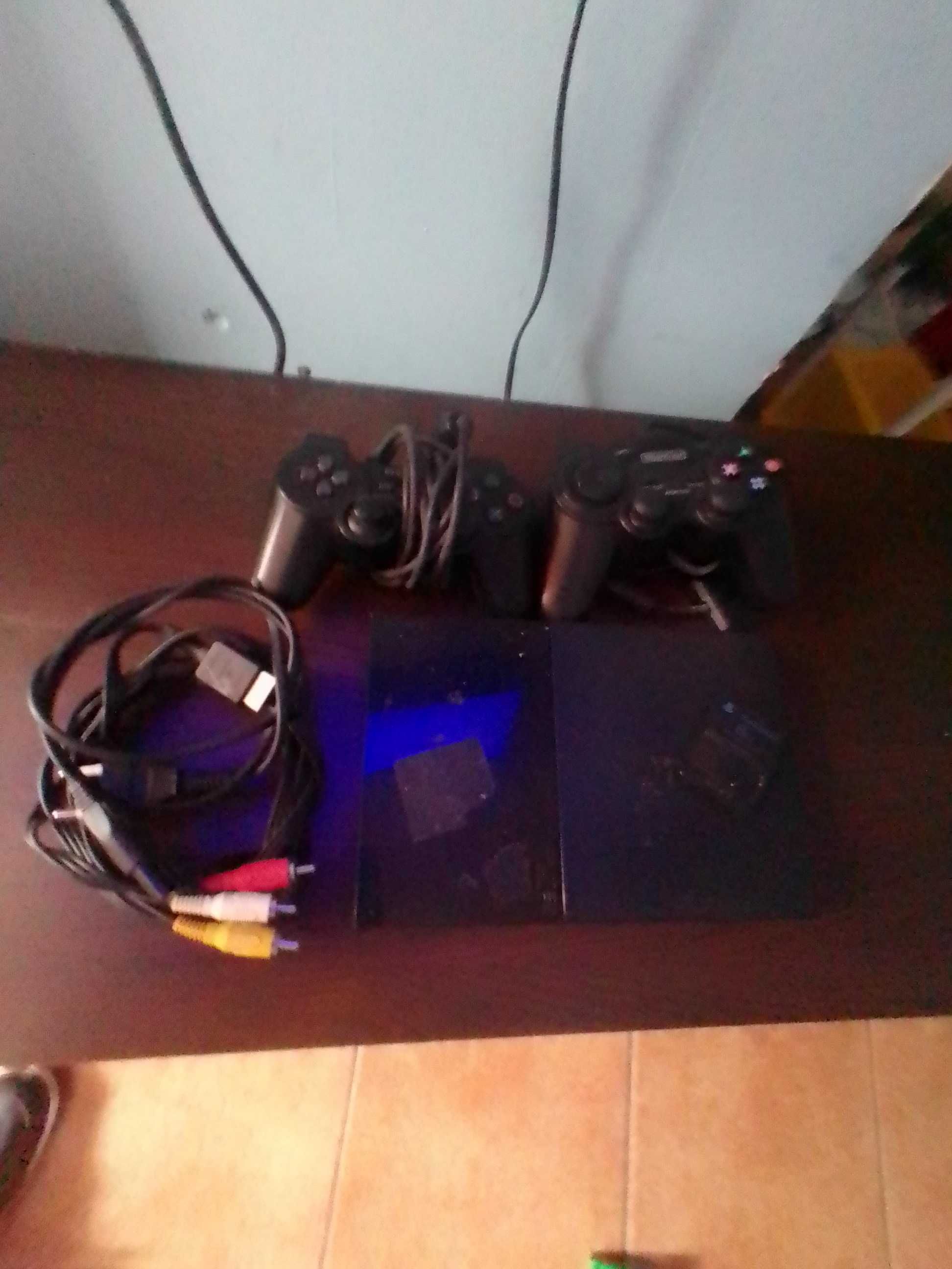 PlayStation 2 com comandos.