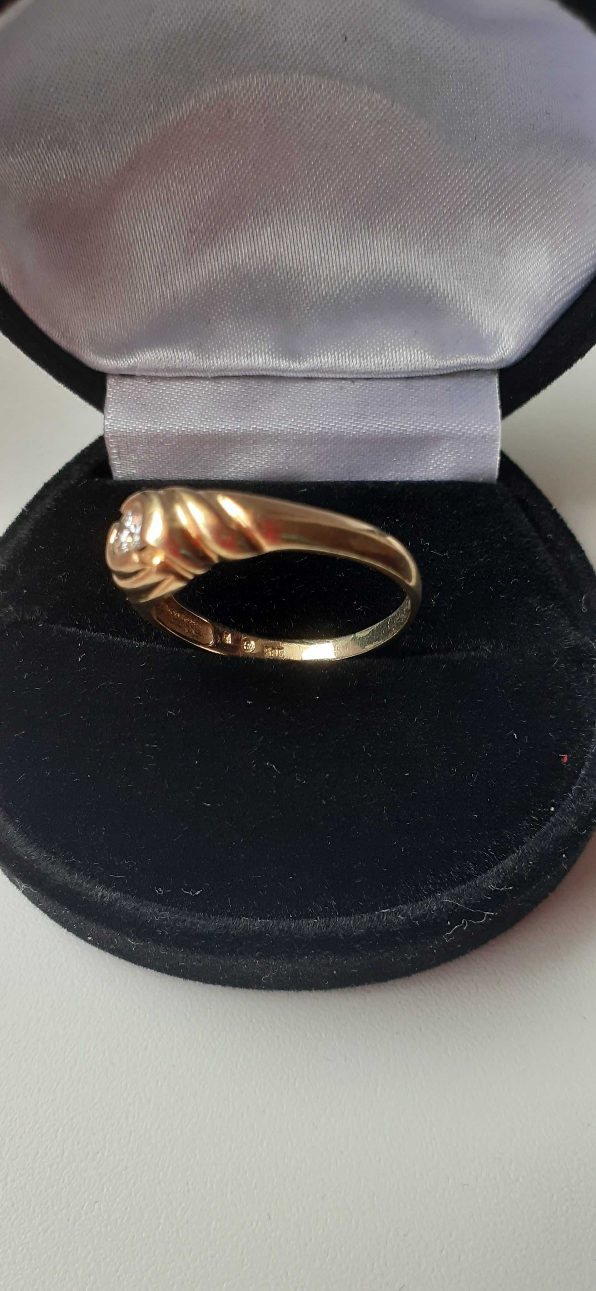 Sygnet pierścionek złoto 585 z brylantem 0,18 karat R-17 certyfikat.