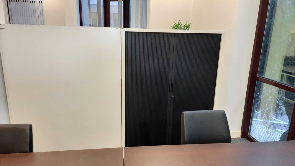 Armário metálico com portas de persiana marca Famo