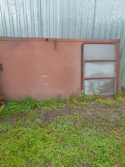 Drzwi z budynku usługowego