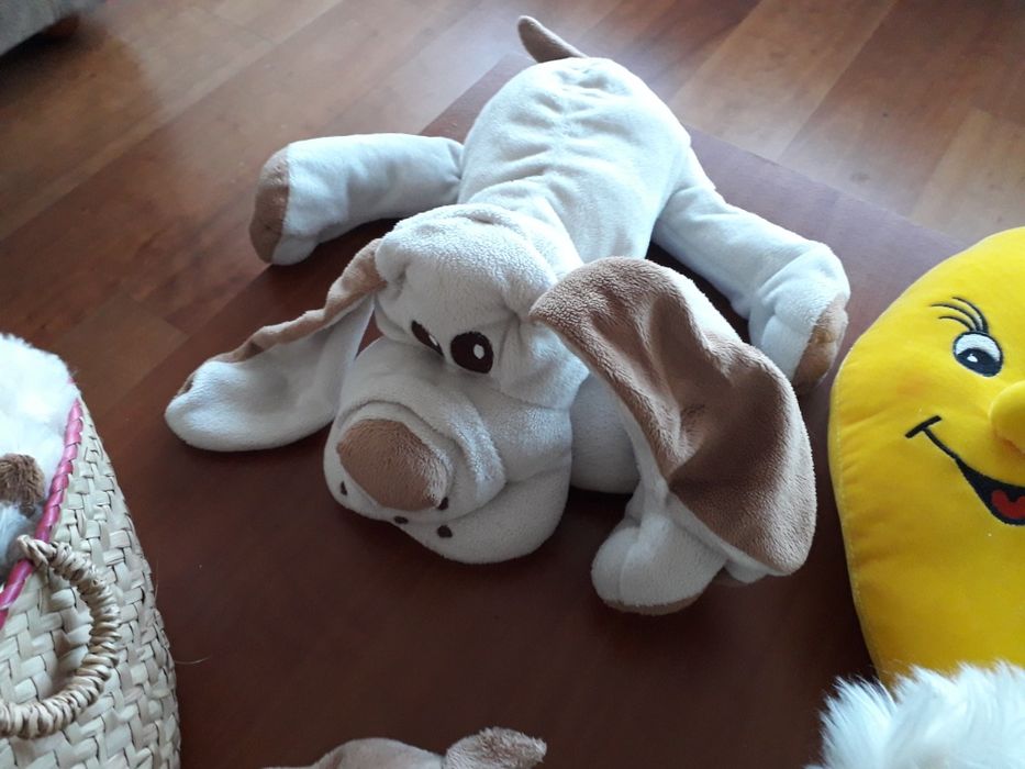 Vários peluches - cães, gato e lua