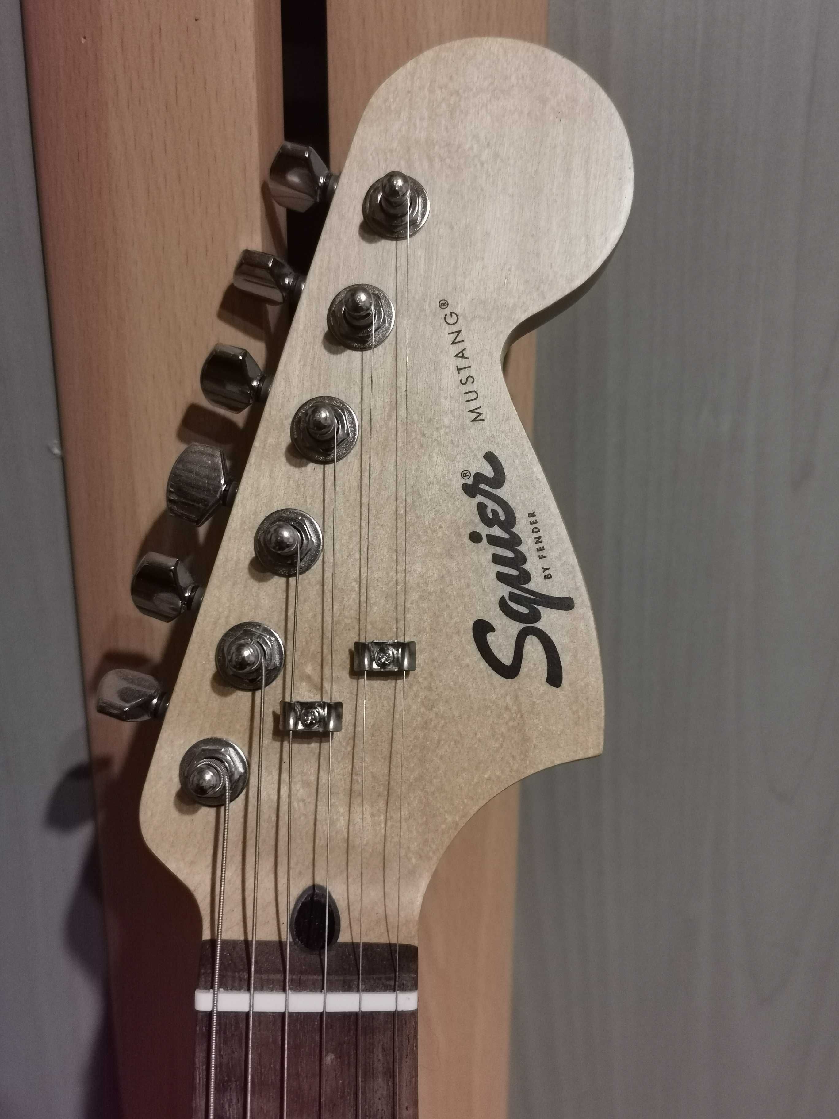 Gitara elektryczna Squier (Fender) Mustang + wzmacniacz + akcesoria