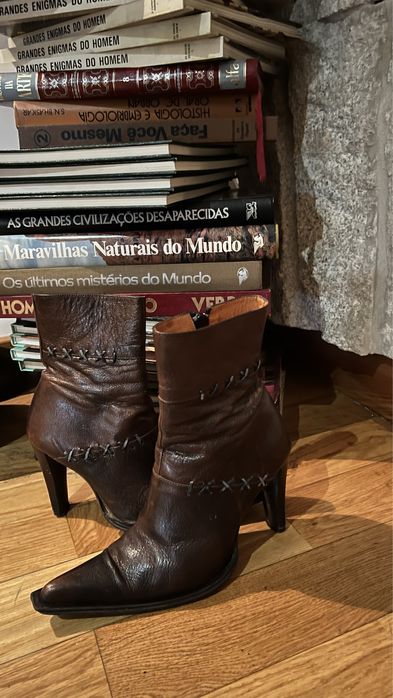 Botons castanhos em pele