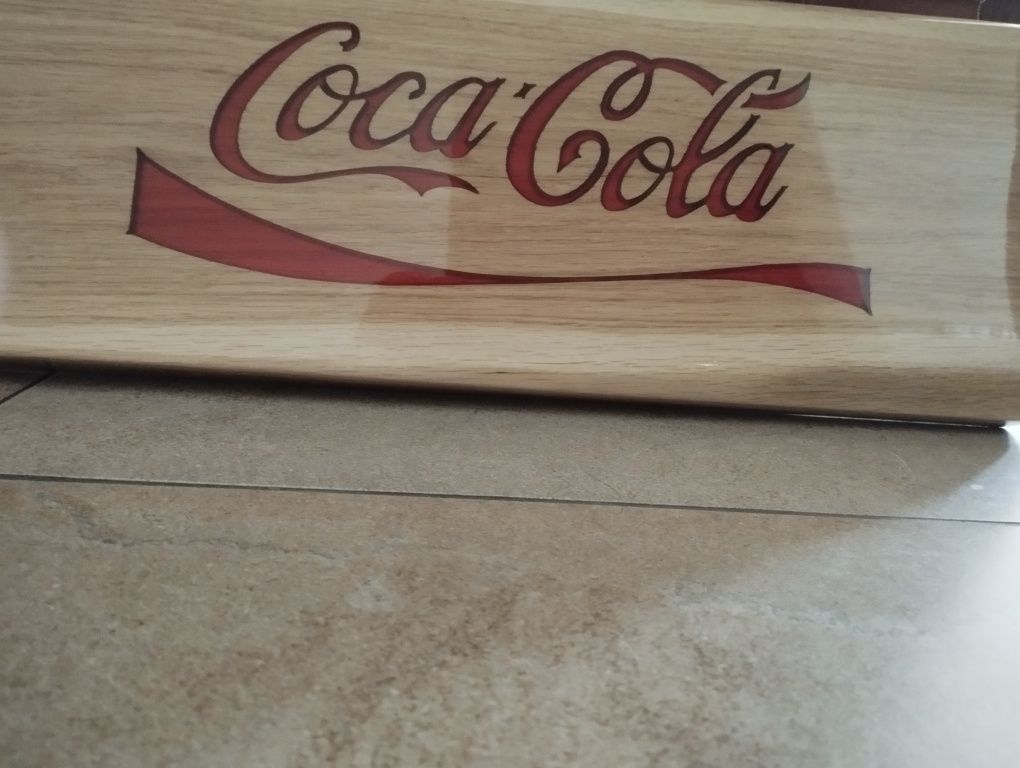 Logo coca coli z drewna
