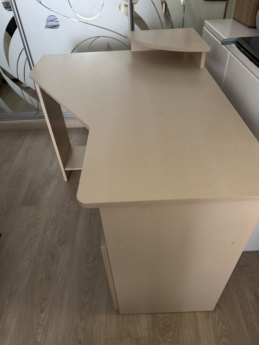 Стол письменый в хорошем состоянии