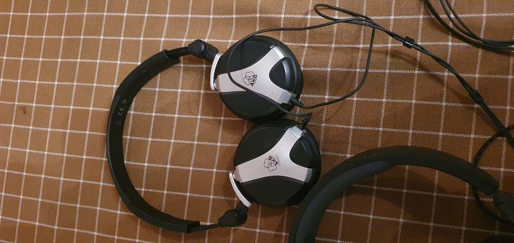 Навушники JBL та AKG