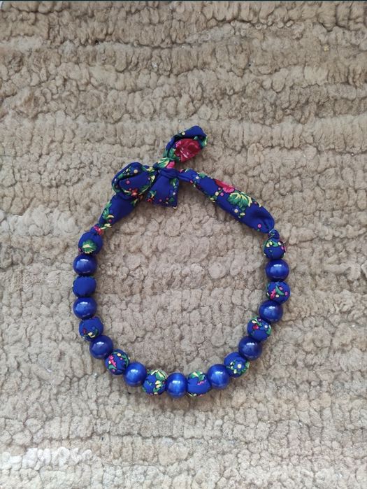 Korale góralskie przepasane chustą