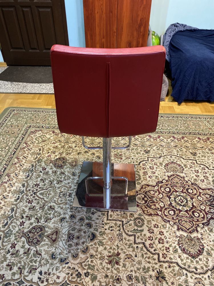 Krzesło czerwone obrotowe