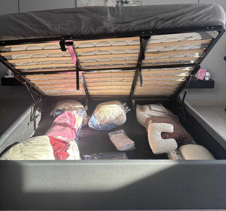 Cama cinza e colchão