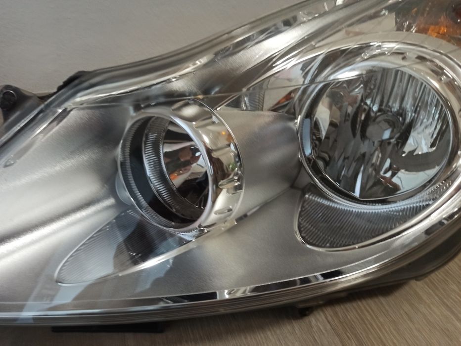 Фари Opel Corsa D Valeo