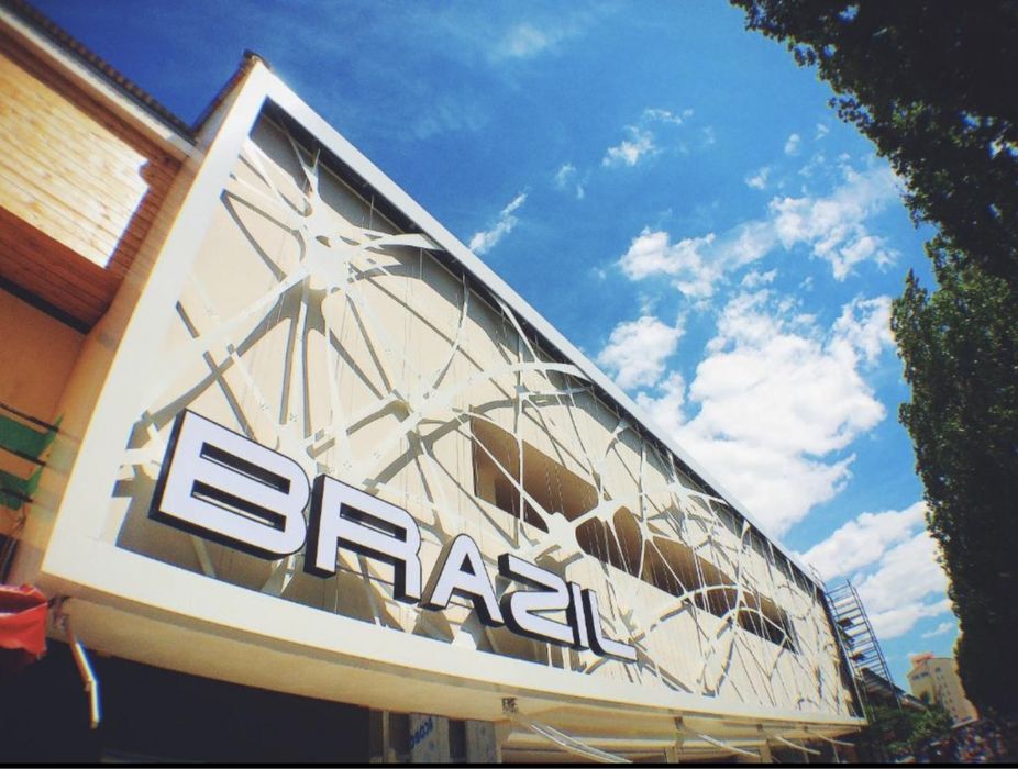 Единственный магазин у клуба Brazil — сердце Коблево, участок.