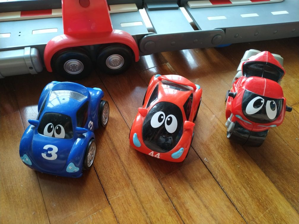 Camião da Chicco com carros