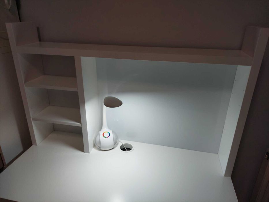 Biurko IKEA MICKE z nadstawką z tablicą magnetyczną i lampą led