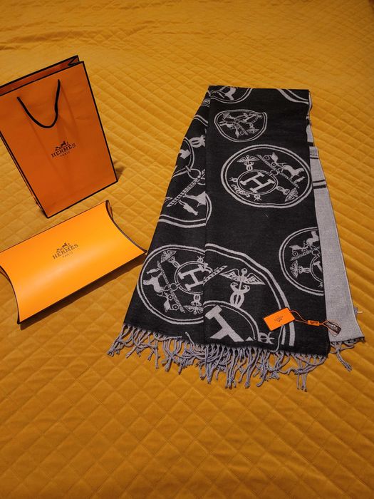 Czarny kaszmirowy szalik hustka w pudełku