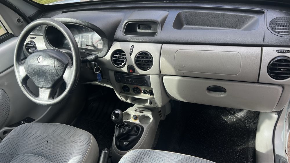 Renault kangoo 5 lugares  trato financiamento