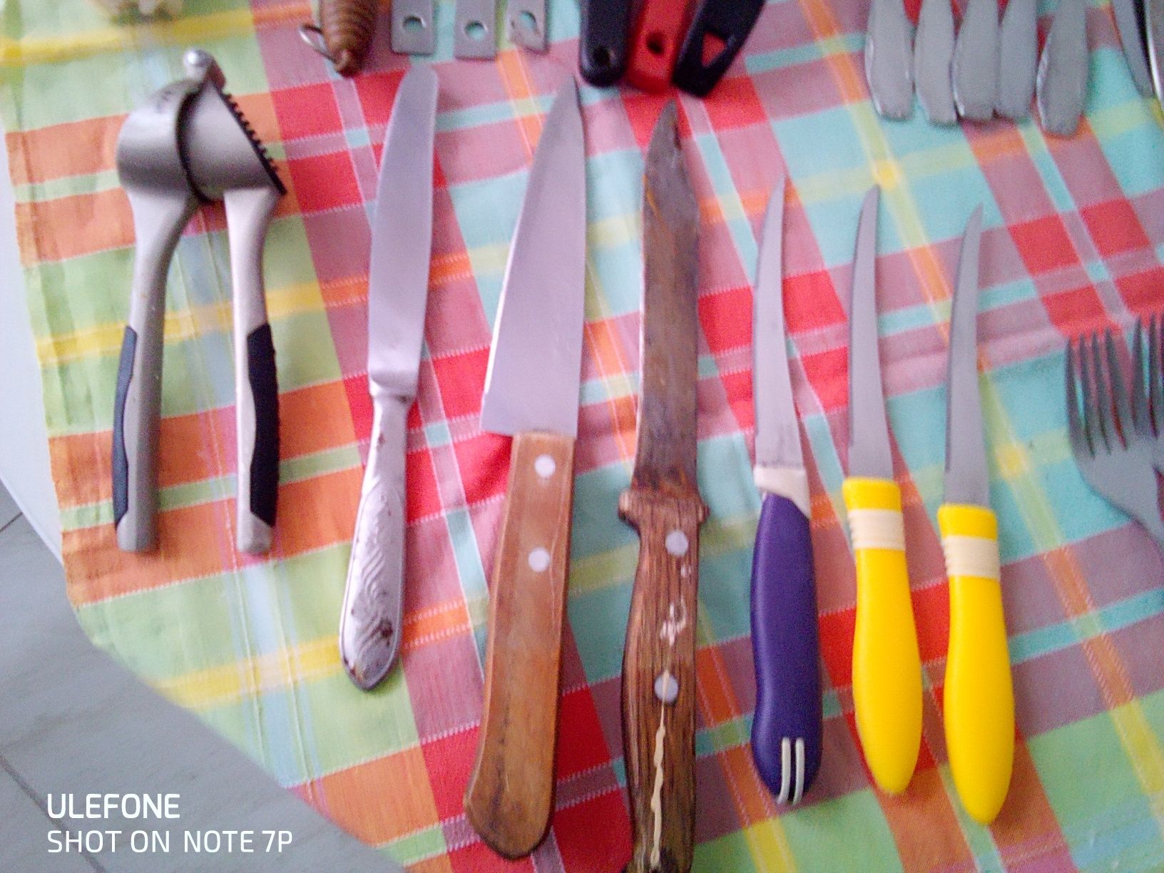 Кухонные принадлежности , топор и ножи