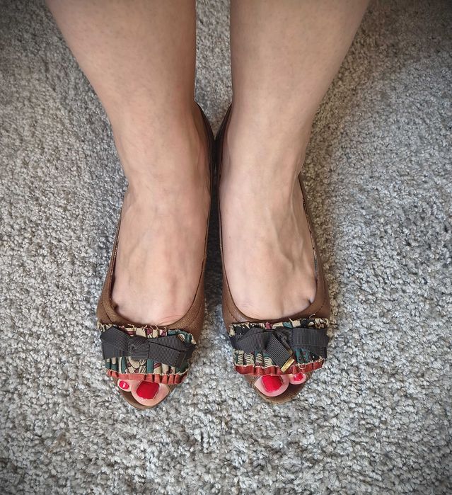 Czółenka na koturnie, niskie, brązowe, wielokolorowe wzory, 36