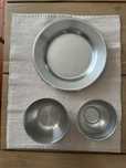 Pratos e tigelas em inox