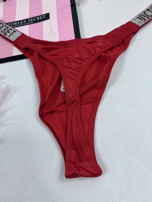 Czerwone majtki stringi z kryształkami Victoria’s Secret rozmiar M