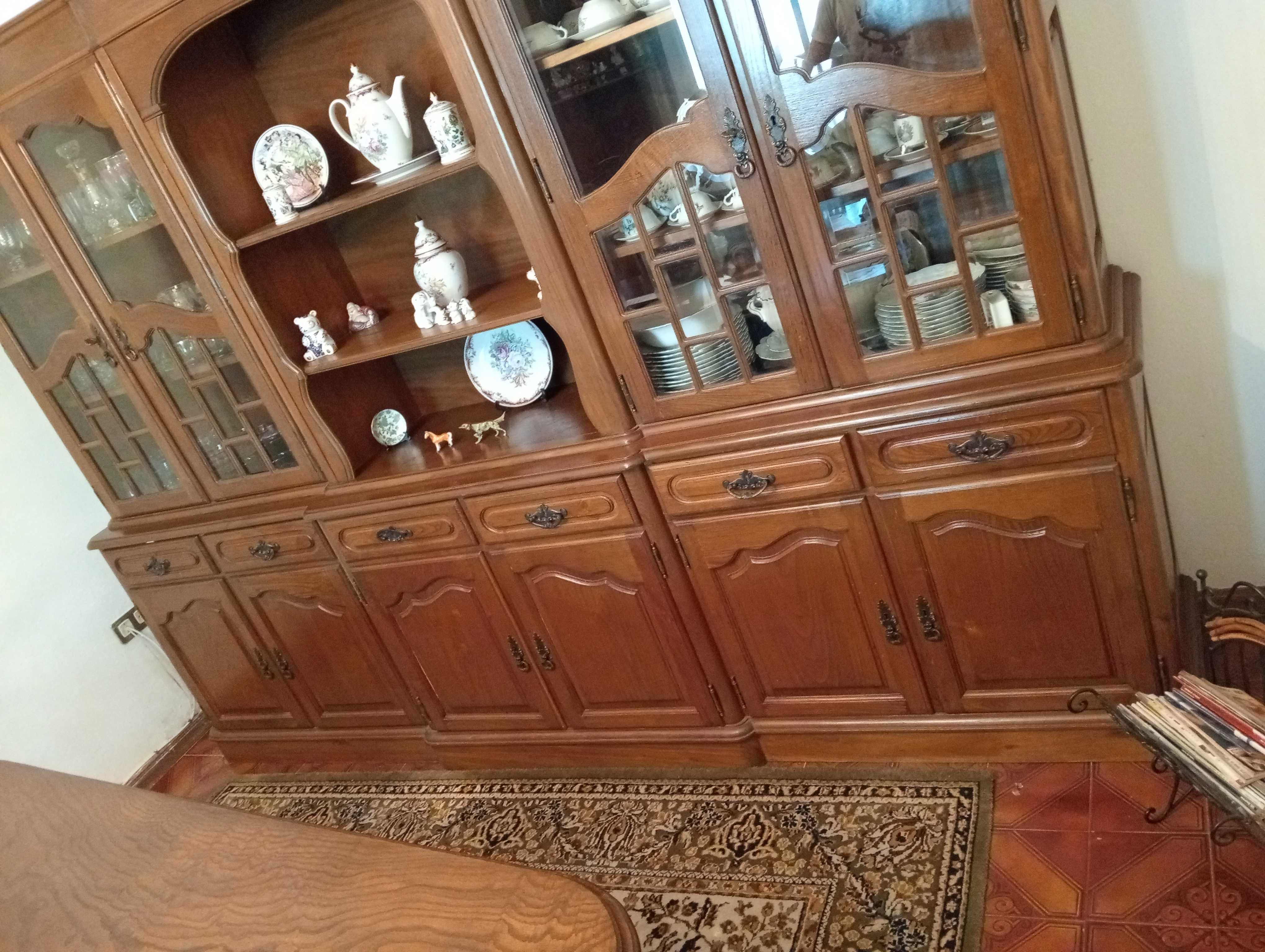 Vendo sofá móvel de sala e guarda roupa furgão a lenha