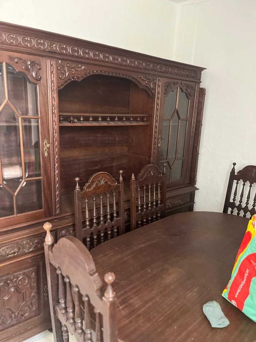 Armário sala e Mesa de madeira com cadeiras