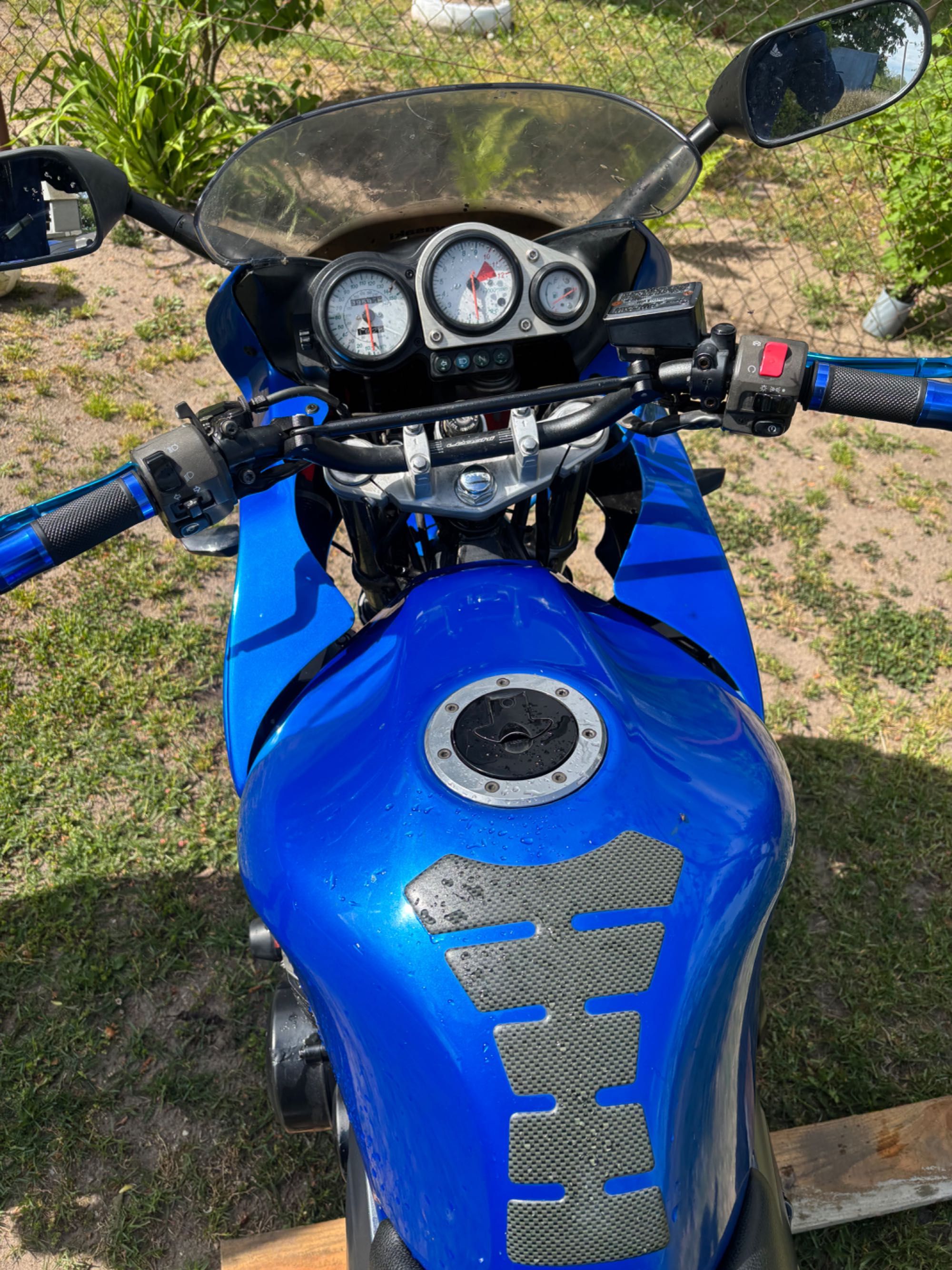 Kawasaki ZR 750 .