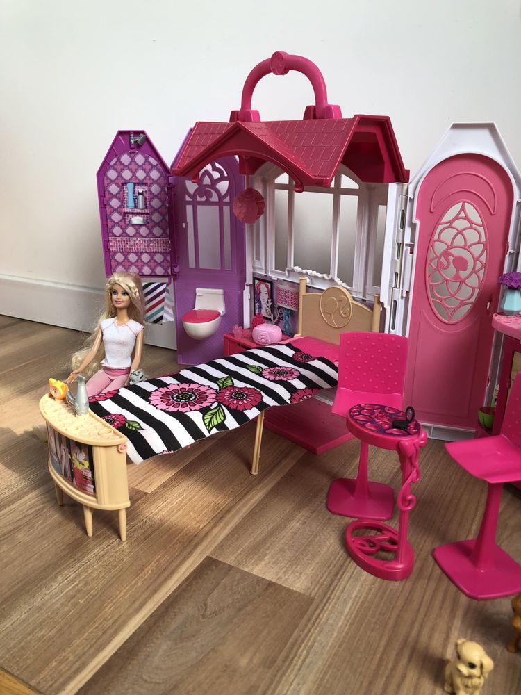 Domek Barbie Mattel + lalka + akcesoria (dużo!) + pieski