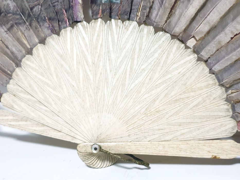 Para restauro: precioso antigo leque com motivo romântico