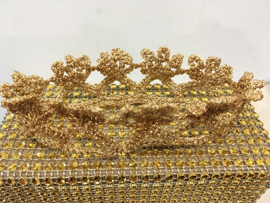 Letras douradas e coroadas