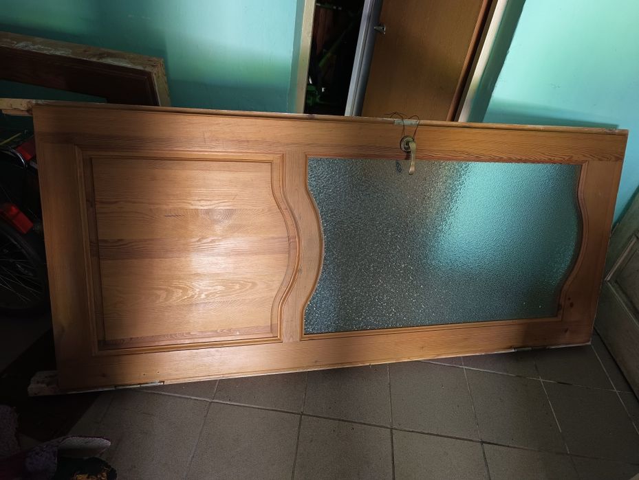 Drewniane drzwi z ościeżnicą