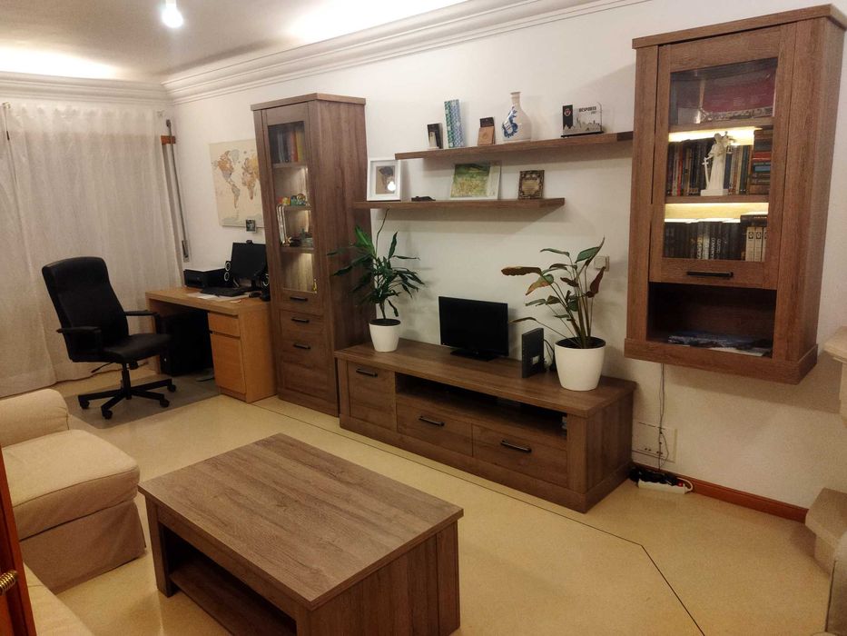 Móveis de sala com acabamento em carvalho e luzes LED's