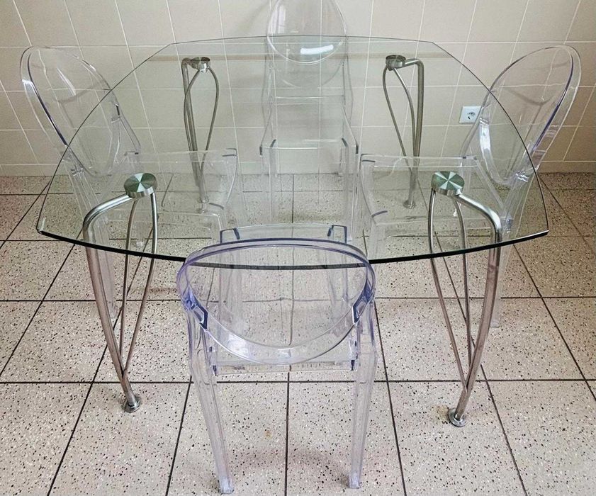 Mesa com tampo de vidro e 4 cadeiras transparentes