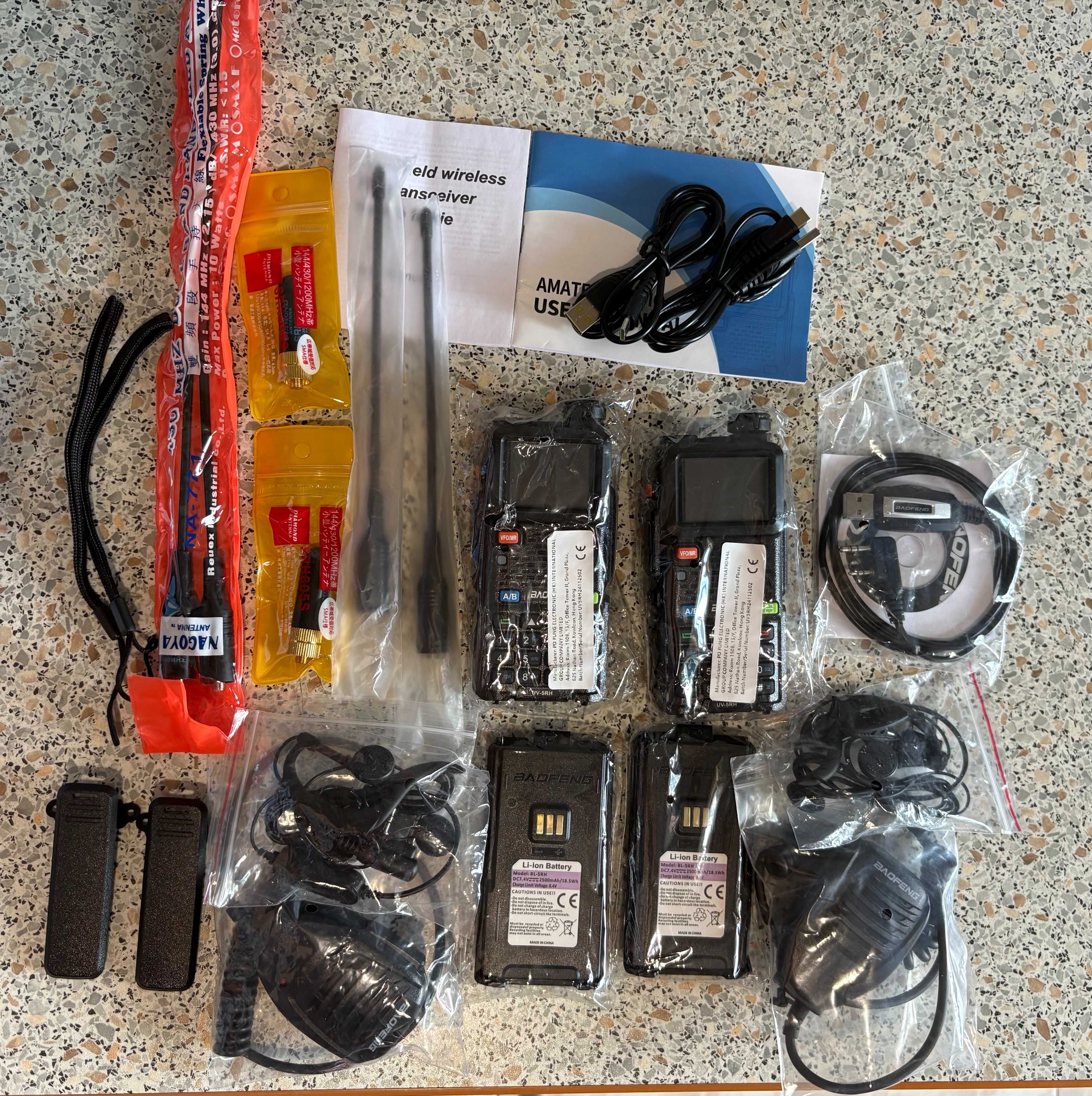 Комплект из 2 раций Baofeng UV-5RH с 6 антеннами, тангентами и гарниту