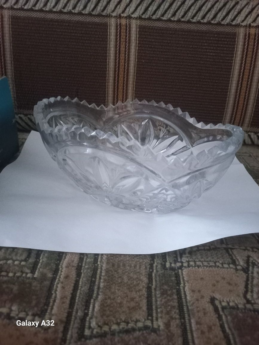 Продам новую хрустальную конфетницу,салатницу.Вазу д/сервировки стола.