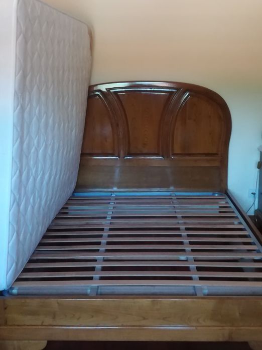 Cama madeira castanho maciça clara