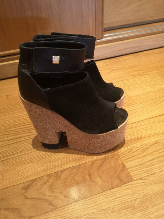 Sandálias Not Yet novas