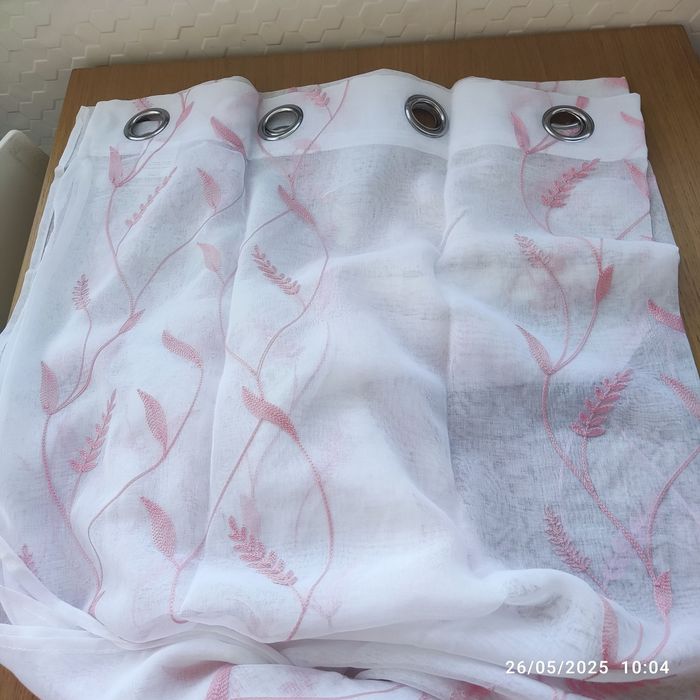 Conjunto 2 cortinados semi-transparentes bordados flores