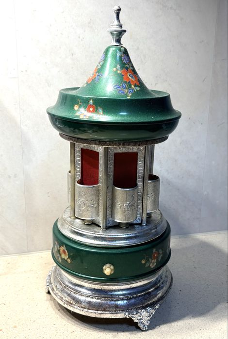 Antigo carrossel de cigarros mecânico com caixa de música suíça