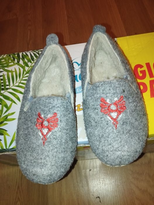 Szare kapcie typu góralskie ze znaczkiem