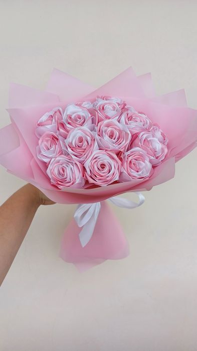 Букети з атласних троянд