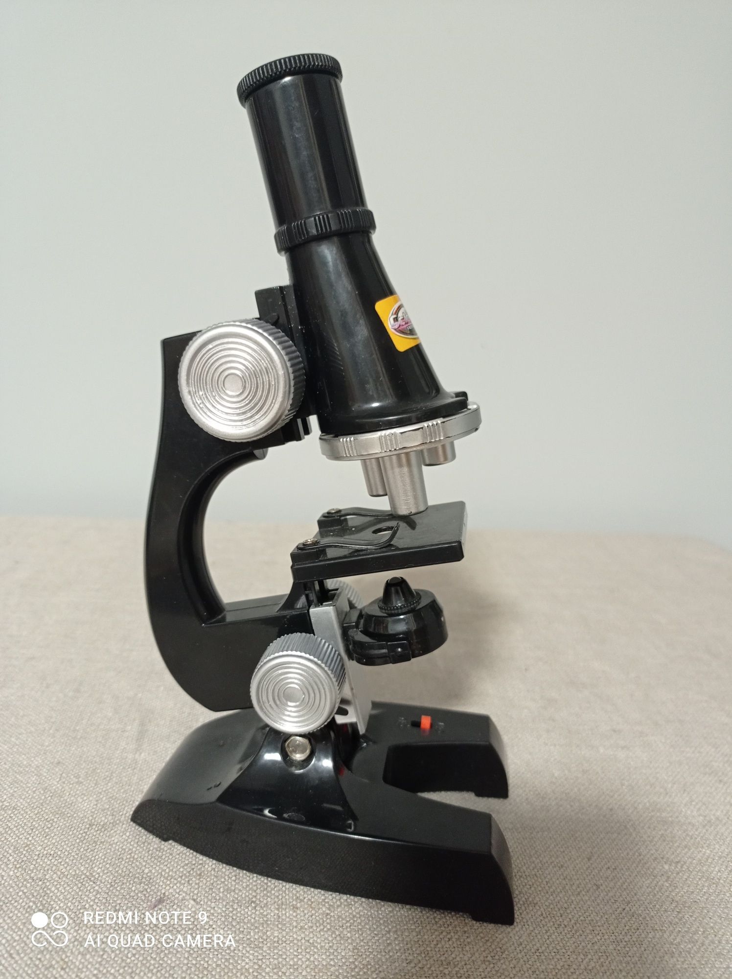 Игрушечный микроскоп с подсветкой