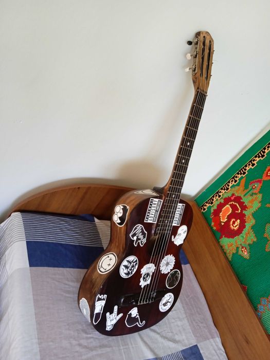 Реставрована гітара Чернігівської фабрики